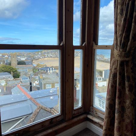 Huer'S Watch A Beautifully Presented Private Apartment With Far Reaching Views Over St Ives Harbour And Bay And Free Onsite Parking For Larger Groups Book Along With Our Connecting Two Sister Apartments Kültér fotó