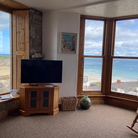 Huer'S Watch A Beautifully Presented Private Apartment With Far Reaching Views Over St Ives Harbour And Bay And Free Onsite Parking For Larger Groups Book Along With Our Connecting Two Sister Apartments Kültér fotó