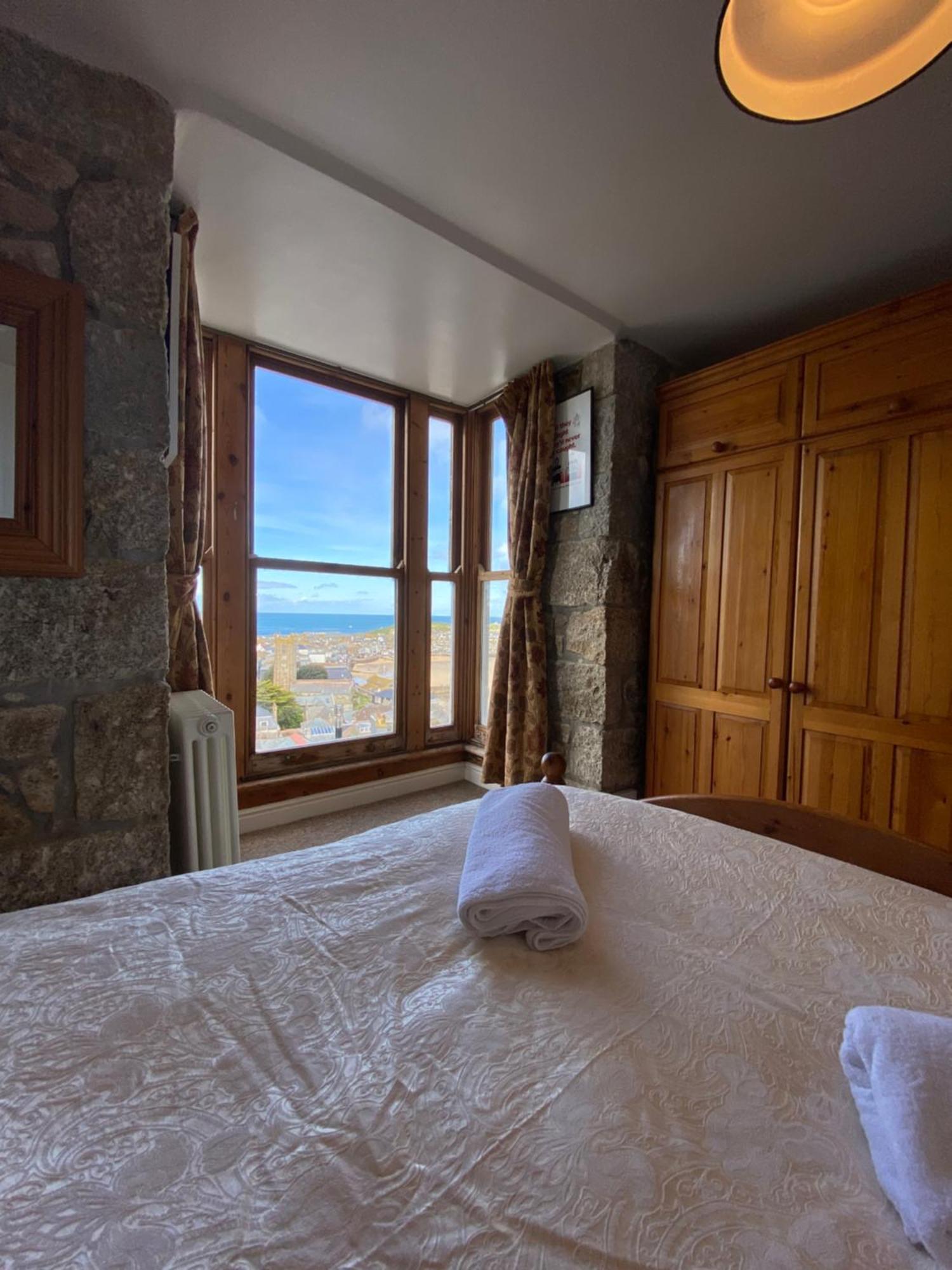 Huer'S Watch A Beautifully Presented Private Apartment With Far Reaching Views Over St Ives Harbour And Bay And Free Onsite Parking For Larger Groups Book Along With Our Connecting Two Sister Apartments Kültér fotó