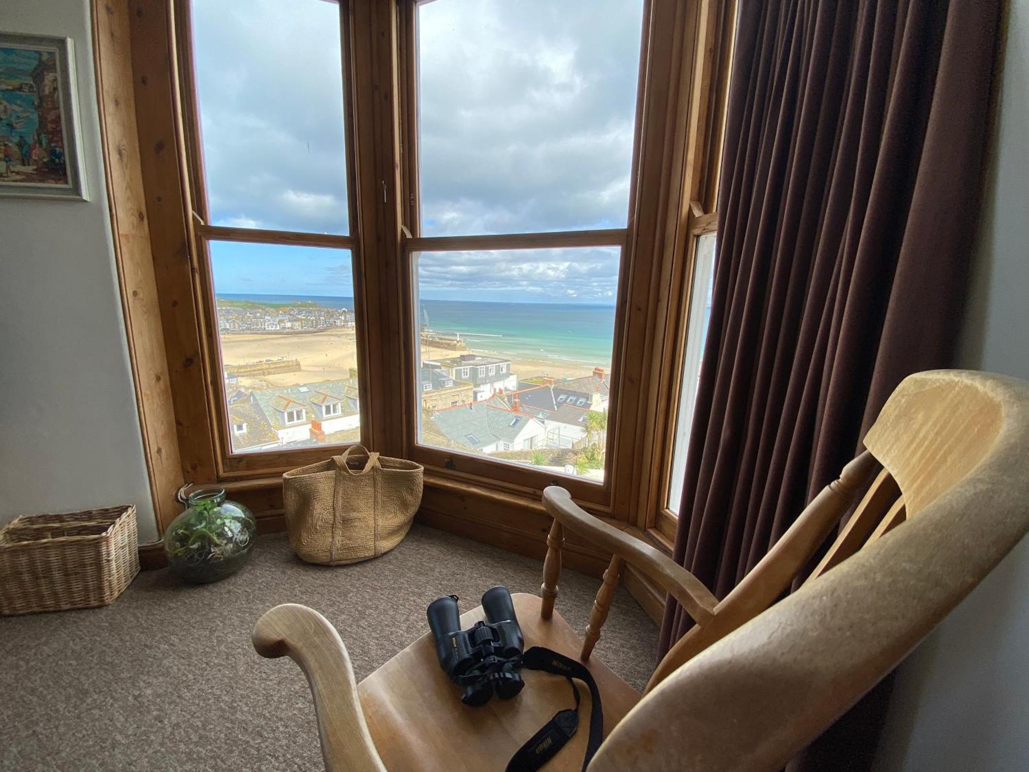 Huer'S Watch A Beautifully Presented Private Apartment With Far Reaching Views Over St Ives Harbour And Bay And Free Onsite Parking For Larger Groups Book Along With Our Connecting Two Sister Apartments Kültér fotó